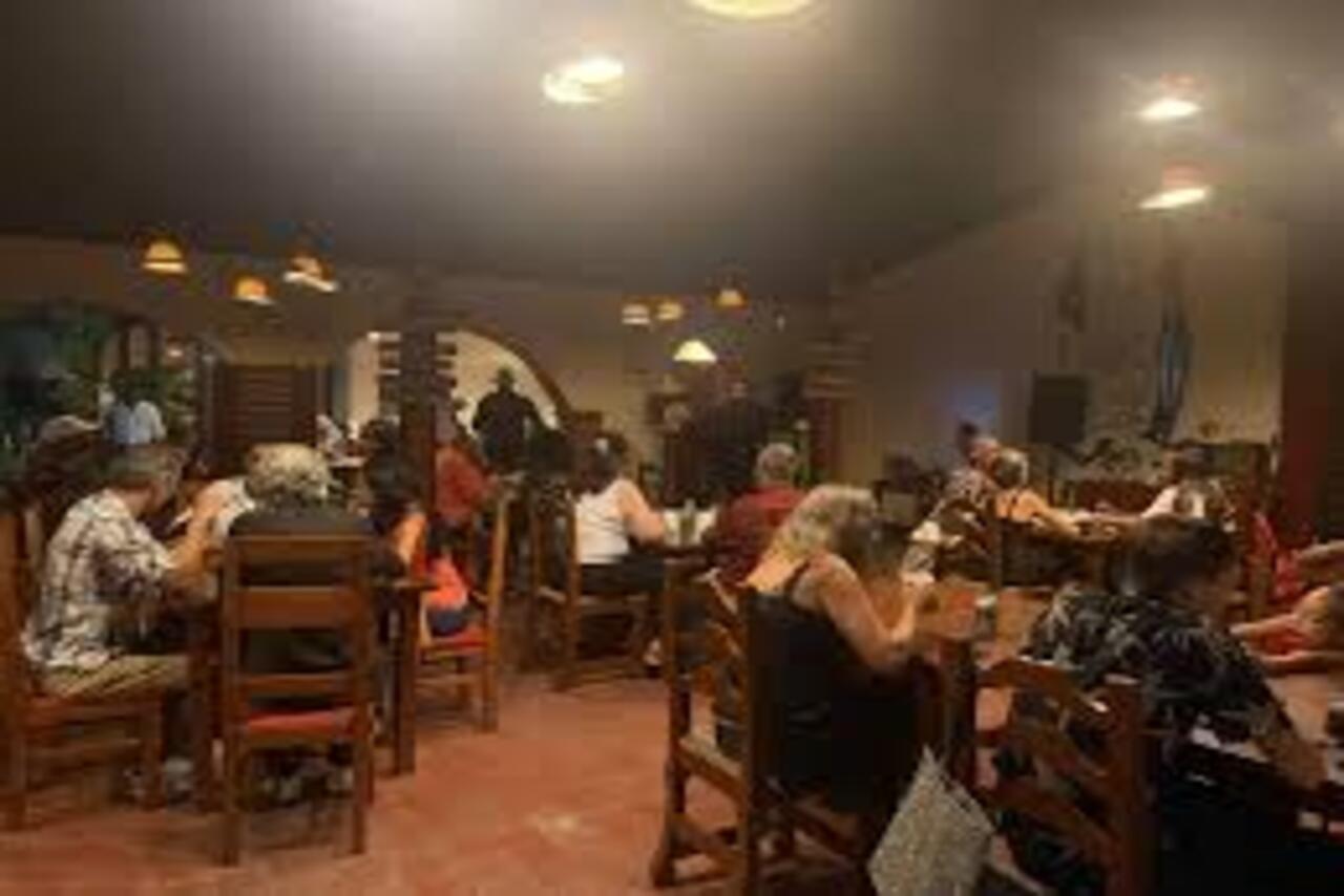 Personas comiendo en el Restaurante Manegua